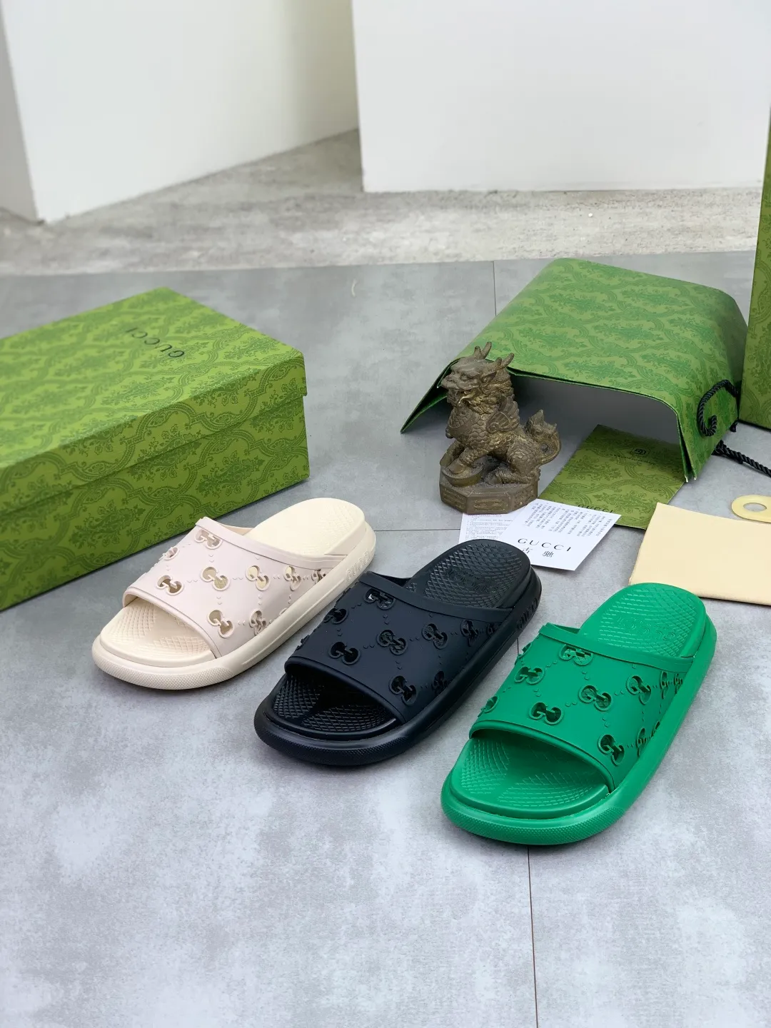 Men's Men's Shoes 💰P300💰[New Style] High Version 🎁🎁🎁 GUCCI New Year of the Snake casual slippers, original official website, perfect workmanship, transmitting a kind of noble luxury, sublimating its definition of luxury in Gucci's high-end extraordinary craftsmanship. Original Gucci double G combination outsole, code number: 35-46, complete package